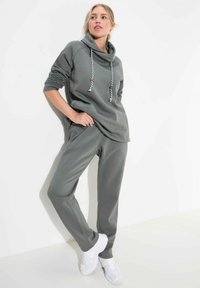 Ulla Popken KUSCHELWEICHE INNENSEITE ELASTIKBUND - Teplákové kalhoty - gray green