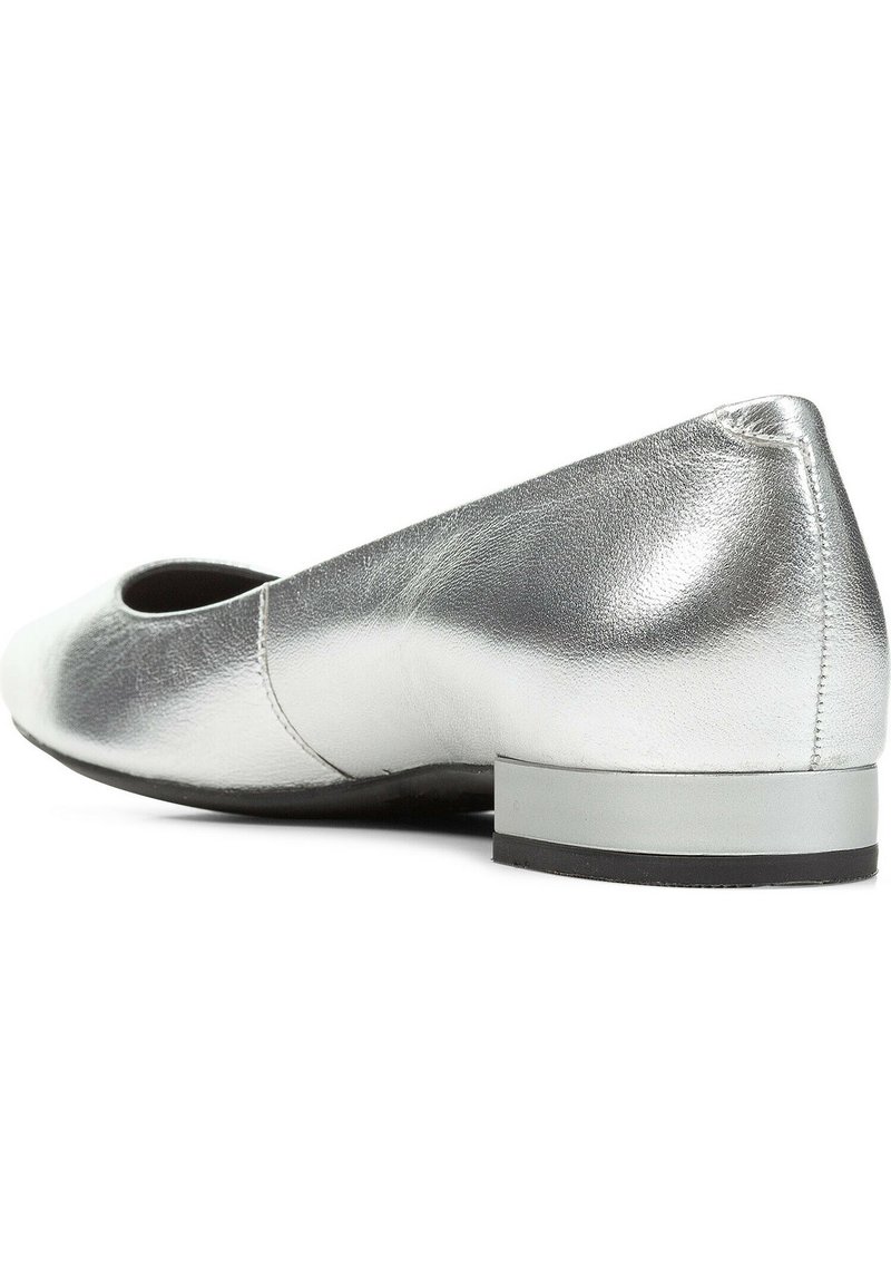 Silberne Leder-Balletschuhe mit abgerundetem Zehenbereich, niedrigem Absatz und glatter Oberfläche. Mit einem kleinen Ausschnitt an der Seite für zusätzlichen Designdetail.