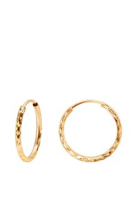Złote kolczyki w kształcie kółek o teksturowanej powierzchni. Jeden kolczyk jest mniejszy, obydwa mają gładkie zapięcie i okrągły kształt.