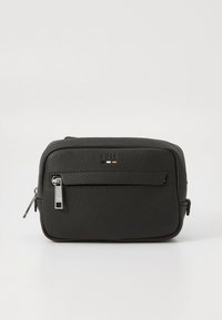 Mala preta de couro texturizado com formato retangular, fecho de correr, bolso frontal e detalhe de logótipo minimalista. Apresenta detalhes em metal prateado.