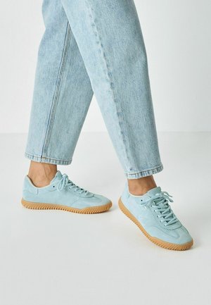 Lichtblauwe suède sneakers met een gestructureerd bovenwerk en een rubberen gumzool, aangevuld met bijpassende veters en gestikte details.