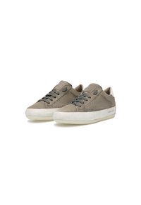 Sneaker in suede grigio con punta arrotondata, caratterizzate da lacci grigi, dettagli perforati e suola in gomma bianca. Testo del marchio sul lato.