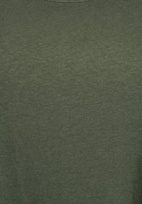 Maslinasto zeleni prilagođeni T-shirt izrađen od meke pamučne mješavine, s glatkom teksturom i klasičnim okruglim izrezom.