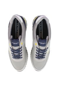 Sneakers sintetiche grigie con tomaia in rete, dettagli in blu navy e particolari gialli. Caratterizzate da lacci robusti e un soletta ammortizzata.