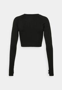 Schwarzes langärmliges Crop-Top mit strukturiertem Muster, tailliertem Design und Raglanärmeln. Es hat einen Rundhalsausschnitt und enge Bündchen.