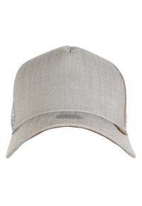 Gorra de béisbol de tela gris con un acabado texturizado, lados de malla y un detalle de cuero marrón en el ala. Detalle del logotipo visible en la parte frontal.
