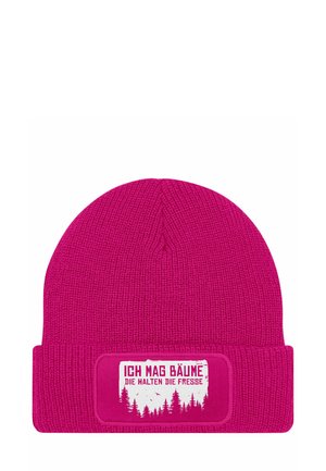 Rosa gestrickte Mütze mit strukturiertem Rippdesign und umgeschlagenem Bund. Zeigt ein weißes rechteckiges Patch mit Text und einer Baumgrafik.