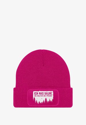 Rosa gestrickte Mütze mit strukturiertem Rippdesign und umgeschlagenem Bund. Zeigt ein weißes rechteckiges Patch mit Text und einer Baumgrafik.