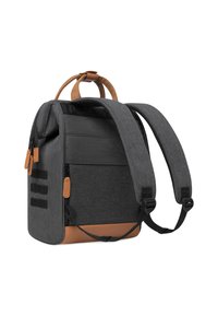 Grauem Stoff-Rucksack mit tanfarbenen Lederakzenten, gepolsterten Trägern, mehreren Außentaschen und einer strukturierten, rechteckigen Form.