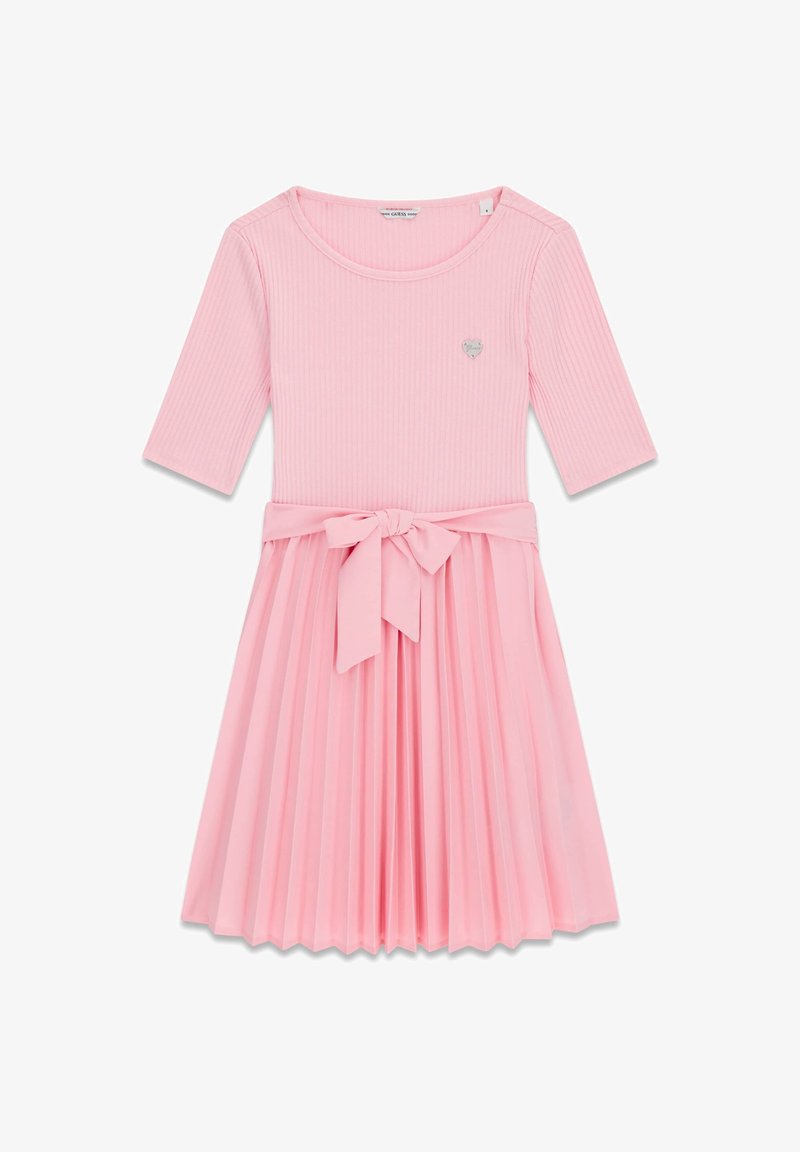 Rosa ribbad klänning med rund halsringning, korta ärmar och en plisserad kjol. Har ett tygband i midjan och en liten hjärtlogotyp.