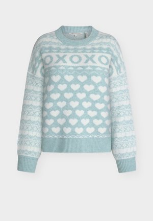 Vaaleansininen neule, jossa on valkoisia kuvioita, mukaan lukien sydämiä ja "XOXO"-teksti. Ominaisuuksiin kuuluu pyöreä kaula-aukko ja ribbireunat hihoissa sekä helman kohdalla.