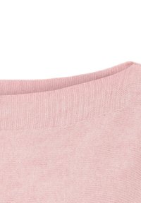 Blødt pink strikket stof med en ribbet rund halsudskæring, der viser tekstur og stingdetaljer.