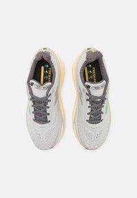 New Balance FRESH FOAM X MORE V4 - Bėgimo batai plentui - grey