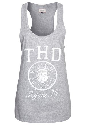 Grå bomulds tanktop med brede armhuller, prydet med hvid tekst "THD" og et rundt grafik med "Born Denim" og "Since 85." Glat tekstur.