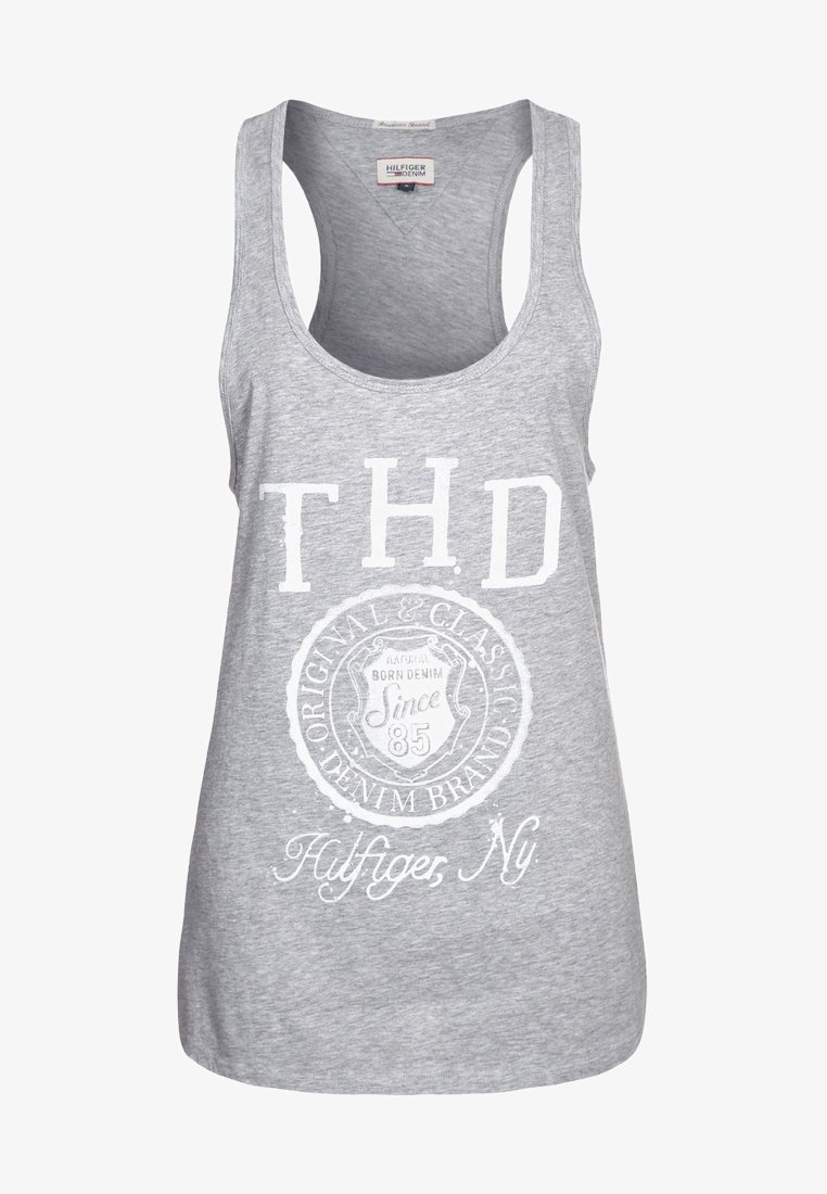 Šedý bavlněný tílko se širokými průramky, s bílým textem "THD" a kruhovou grafikou s nápisy "Born Denim" a "Since 85". Hladká textura.