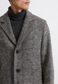 Herenboogpatroon wollenmix jas in grijs en zwart, met een geplooide kraag, twee knopen en een gladde textuur.