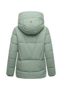Jasnozielona kurtka puchowa z kapturem, z pikowanym wzorem, elastycznymi mankietami i logo na plecach. Gładka tekstura, o średniej długości.