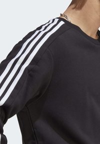 adidas Sportswear ESSENTIALS 3-STRIPES - Športni pulover - black