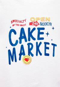 Hvidt stof med blå tekst, "CAKE MARKET." Røde og gule accenter med detaljer som "Åben 24 timer" og et rundt logo, der siger "Frosted with Love."