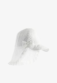 Witte zonhoed met een gestructureerde kroon, geborduurd textuur, brede rand, gerimpelde rand en een decoratieve strik aan de zijkant.