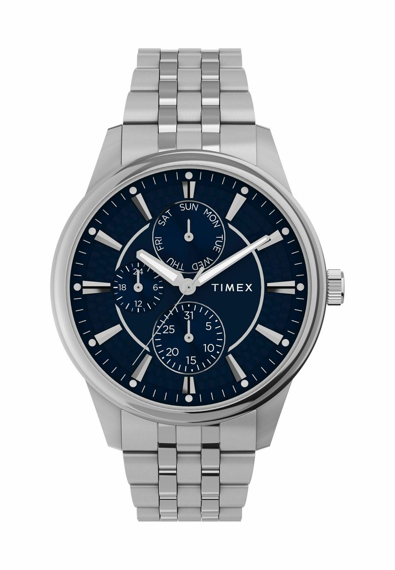 Reloj Timex con correa de acero inoxidable, esfera azul marino, tres subesferas para el día, la fecha y la hora en formato de 24 horas, con marcadores de hora plateados.