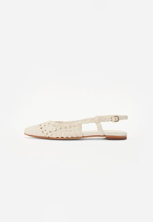 Ballerines à bride arrière tissées, couleur beige clair, avec un bout pointu, des côtés ouverts et un petit accent de boucle sur la sangle de la cheville. Texture naturelle.