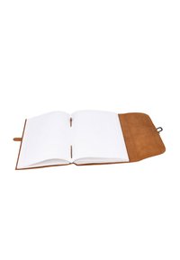 Pruun nahast märkmik avatud seljaga, mis näitab valgeid lehti, mis on kinnitatud nahkrihmaga. Pehme tekstuur ja minimalistlik disain.