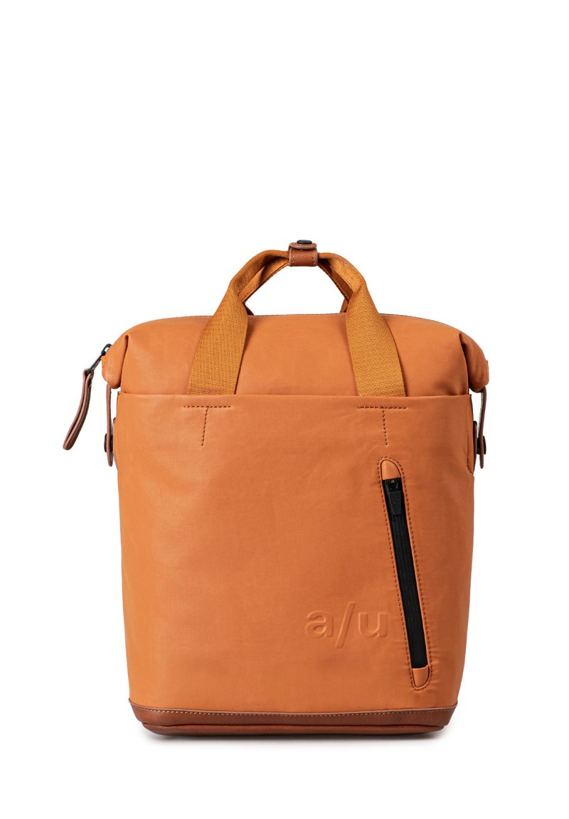 Oranje leren rugzak met dubbele handvatten aan de bovenkant, een ritsvak aan de zijkant en een gladde textuur met een reliëflogo aan de voorkant.