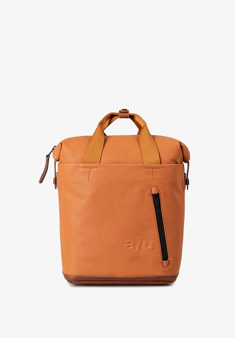 Oranje leren rugzak met dubbele handvatten aan de bovenkant, een ritsvak aan de zijkant en een gladde textuur met een reliëflogo aan de voorkant.