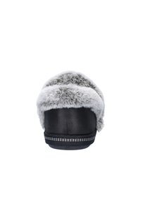 Zwarte slipper met een zachte grijze nepvachtkraag, een gladde textuur, ronde vorm en een zwarte zool met textuur, voorzien van een decoratieve grijze strook.