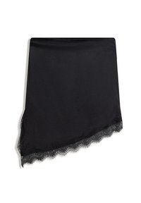 Čierna látková šatka trojuholníkového tvaru, ktorá má zdobenú krajku so zúbkami pozdĺž jedného okraja pre pridanie textúry a detailu.