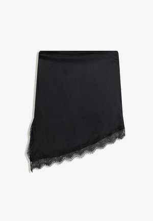 Černý látkový šál s trojúhelníkovým tvarem, zdobený krajkovým okrajem s vlnitým vzorem podél jedné hrany pro přidání textury a detailu.