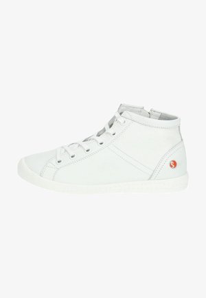 Weißer High-Top-Sneaker aus glattem Leder, mit einer strukturierten Gummisohle, tonalem Stitching und einem kleinen roten Logo-Akzent an der Seite.
