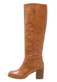 Bottes en cuir marron, hauteur genou, avec une finition lisse, un bout rond et un talon bloc empilé ; présentent des coutures minimales et une couture latérale.