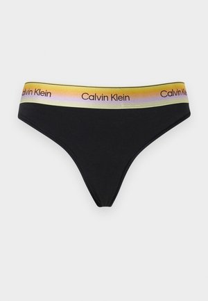 Sous-vêtement bikini Calvin Klein noir avec une ceinture à dégradé brillant du jaune au violet et un texte logo répété.