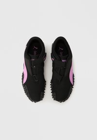 Μαύρα αθλητικά παπούτσια με ροζ λεπτομέρειες, επάνω μέρος από πλέγμα, ασφαλές κλείσιμο με λουράκι και λαστιχένια σόλα με λακκάκια για πολυκατευθυντική πρόσφυση.