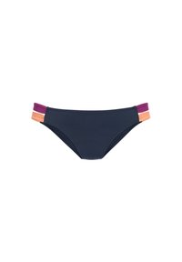 Tamsiai mėlyna bikini apačia su lygiu paviršiumi, su kontrastingomis šoninėmis detalėmis violetine ir persikų spalva. Vidutinio aukščio dizainas su klasikiniu kirpimu.