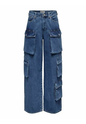 Pantalon cargo en jean bleu à jambes larges avec plusieurs grandes poches à rabat à l'avant et sur les côtés, fermeture par boutons et zip, et passants de ceinture.