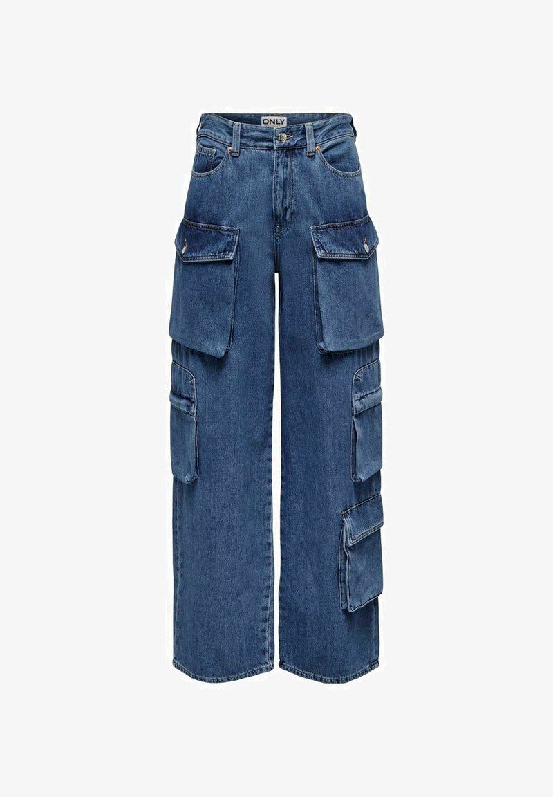 Pantalon cargo en jean bleu à jambes larges avec plusieurs grandes poches à rabat à l'avant et sur les côtés, fermeture par boutons et zip, et passants de ceinture.
