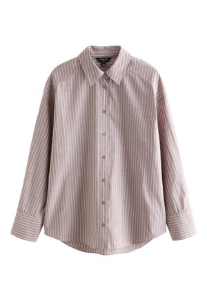 Camicia beige a maniche lunghe con bottoni, righe verticali bianche, colletto appuntito e polsini con bottoni, mostrata su sfondo bianco.