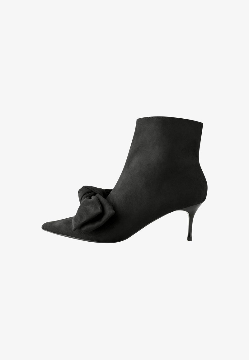 Bottine à talon en daim noir avec un bout pointu, présentant un large nœud noué sur le côté et un talon aiguille fin.