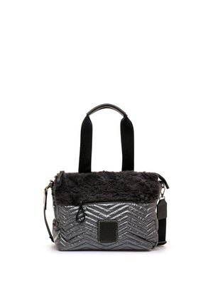 Pequeño bolso negro y gris con patrón acolchado, borde superior de tela suave, asas dobles y bolsillo frontal con cremallera.