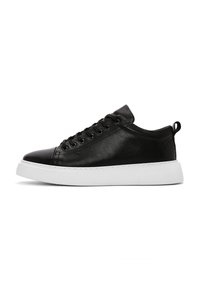 Sneaker in pelle nera con finitura liscia, suola in gomma bianca, punta rotonda e lacci con sette occhielli. Presenta un inserto sul tallone per una facile calzata.