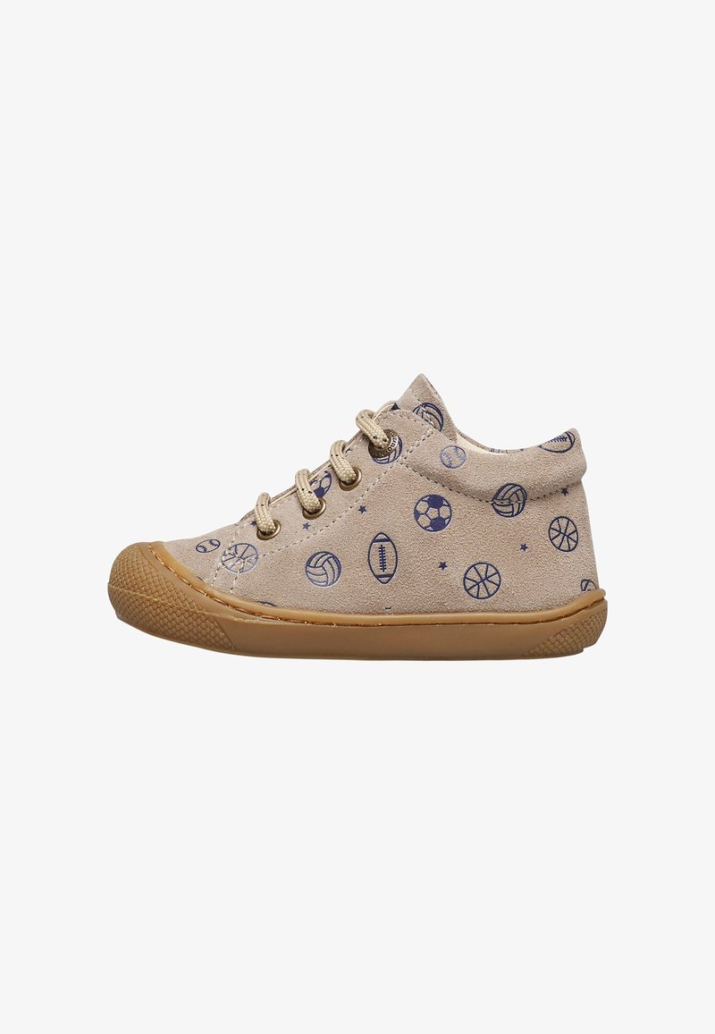 Chaussure en tissu beige avec des motifs sportifs bleus, bout rond, semelle en caoutchouc et accents texturés. Comprend des lacets beiges et un design basse.