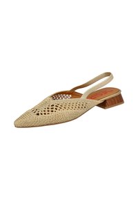 Zapato slingback tejido en beige con punta afilada, diseño de cortes, y un pequeño tacón bloque, que presenta una tira ligeramente texturada y una plantilla marrón.