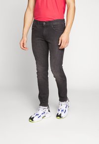 Wrangler Vaqueros pitillo - grey denim