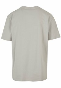 Lys grå bomulds T-shirt, kortærmet, rund hals. Glat tekstur, simpelt design uden synlige logoer eller dekorationer.