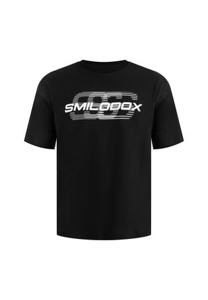 Sort kortærmet T-shirt med hvidt styliseret "SMILODOX" tekst og horisontale linjer grafisk placeret midt på brystet.