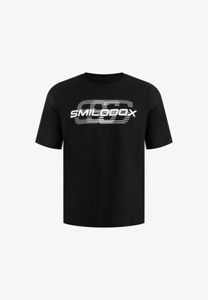 Zwart T-shirt met korte mouwen met witte gestileerde "SMILODOX"-tekst en een grafiek met horizontale lijnen centraal op de borst.