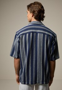 Next TEXTURED STRIPE SHORT SLEEVE   - Vapaa-ajan kauluspaita - navy blue